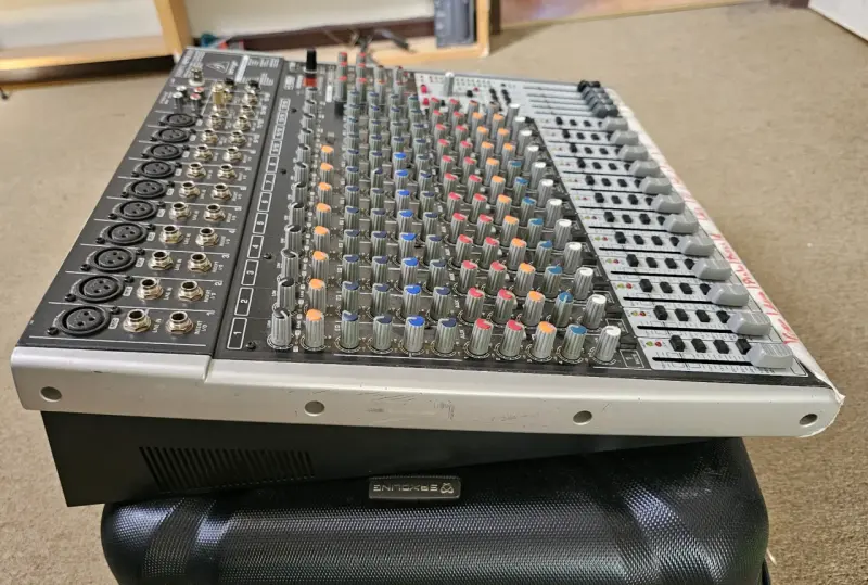 Mesa mezclas Behringer 16 canales - 4