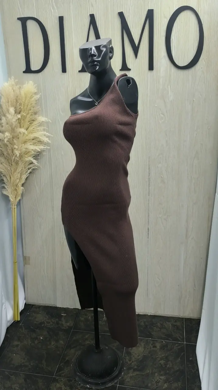 Vestido asimétrico color marron - 4