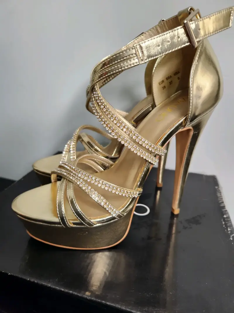 Tacones dorados con brillantes - 1