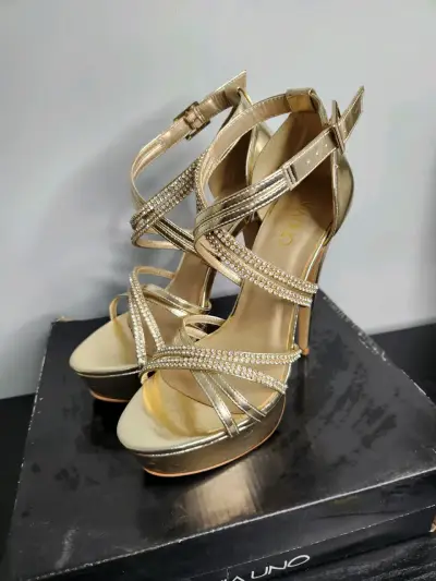 Tacones dorados con brillantes - miniatura 2