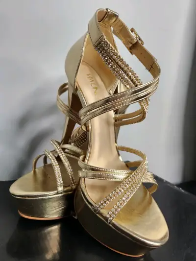 Tacones dorados con brillantes - miniatura 3