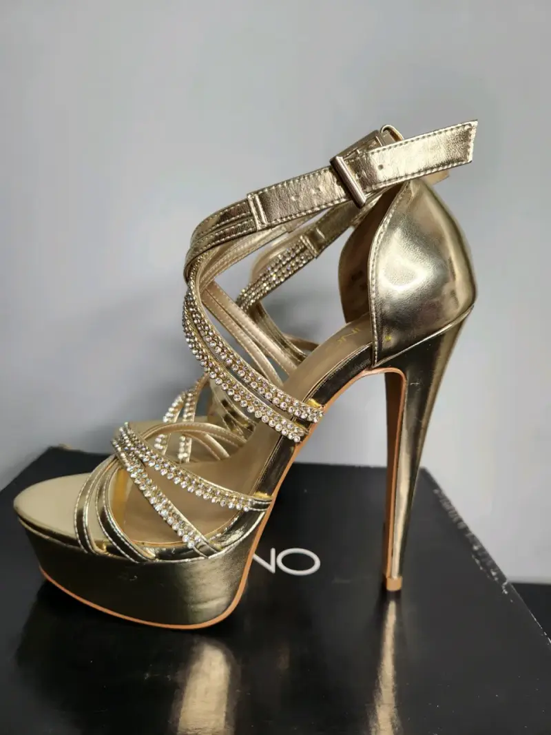 Tacones dorados con brillantes - 4