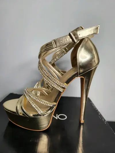 Tacones dorados con brillantes - miniatura 4