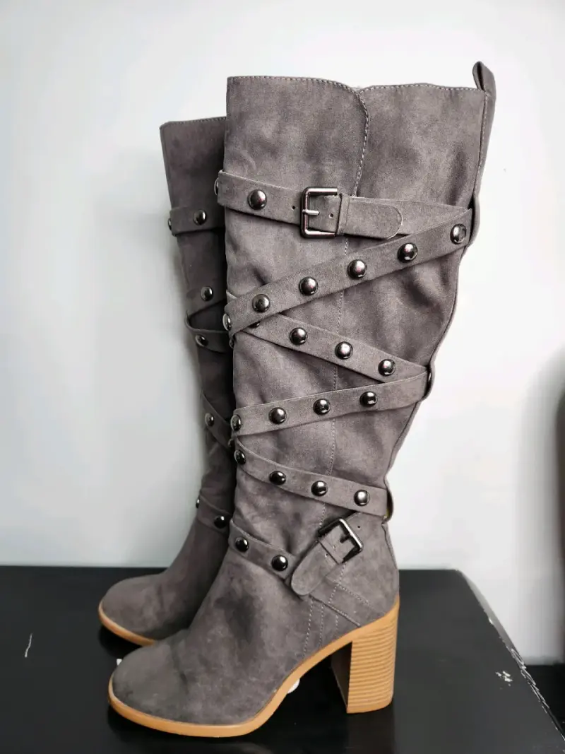 Botas grises con hebillas - 1