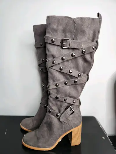Botas grises con hebillas - miniatura 1