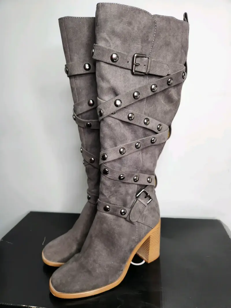 Botas grises con hebillas - 2