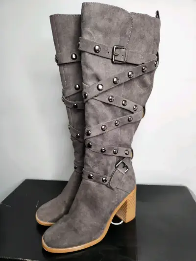 Botas grises con hebillas - miniatura 2