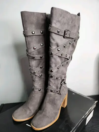 Botas grises con hebillas - miniatura 3