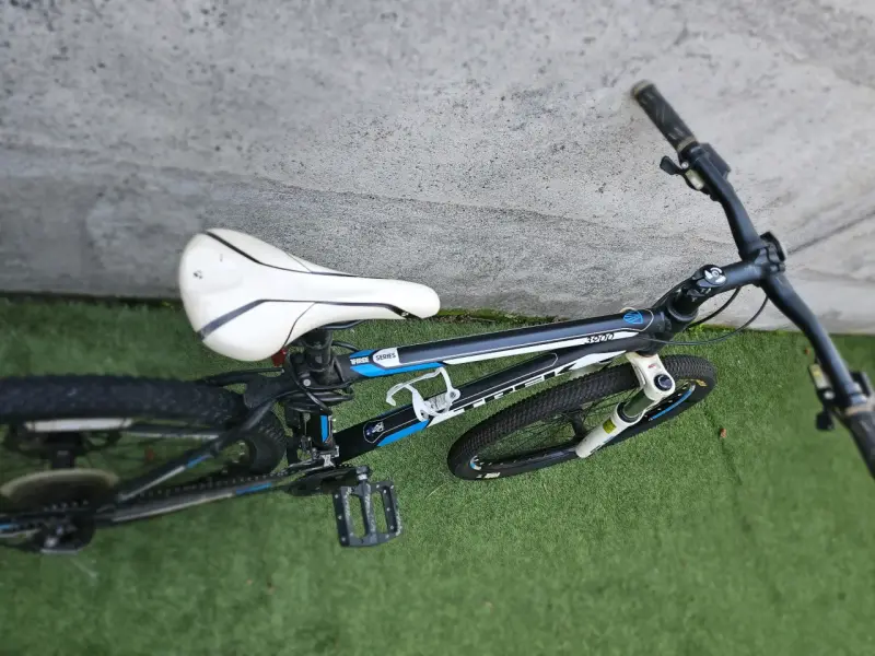 Bicicleta Trek negra y azul - 2