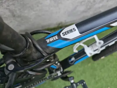 Bicicleta Trek negra y azul - miniatura 3