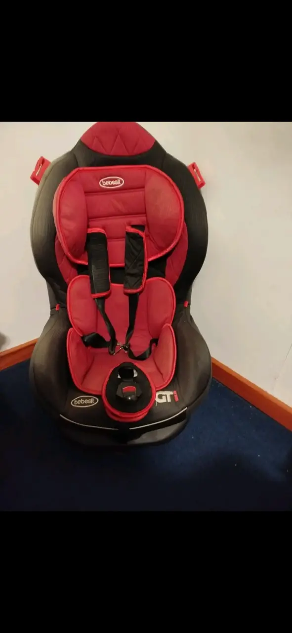 Silla de auto bebé roja