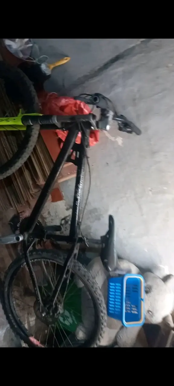 Bicicleta de montaña negra y amarilla