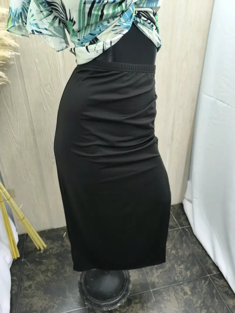 Falda negra ajustada - 1