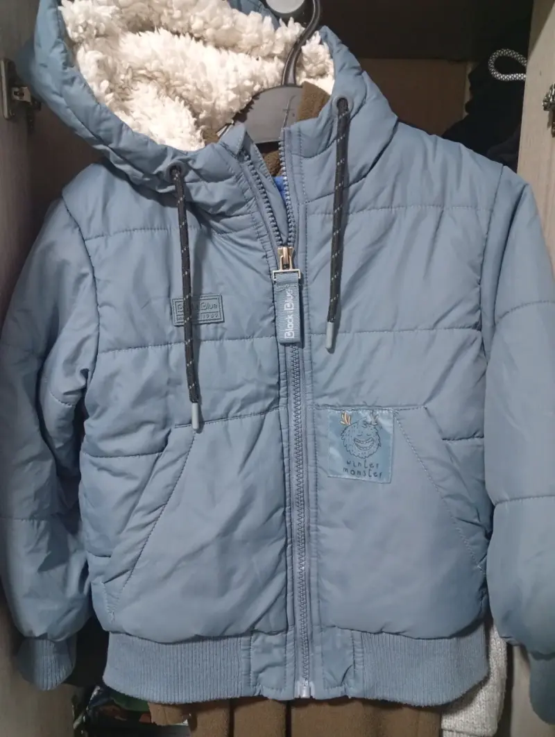 Parka infantil azul con capucha
