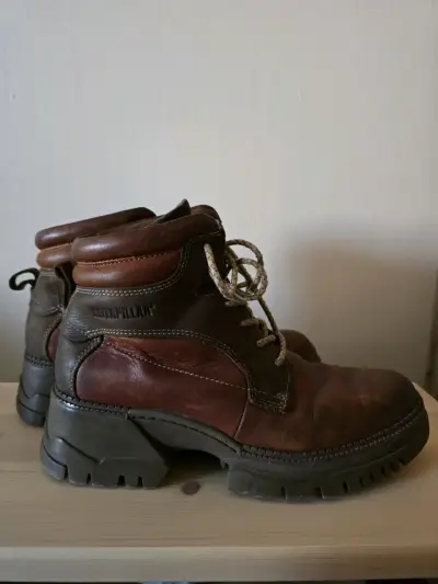 Botas de cuero marrón marca Cat - miniatura 2