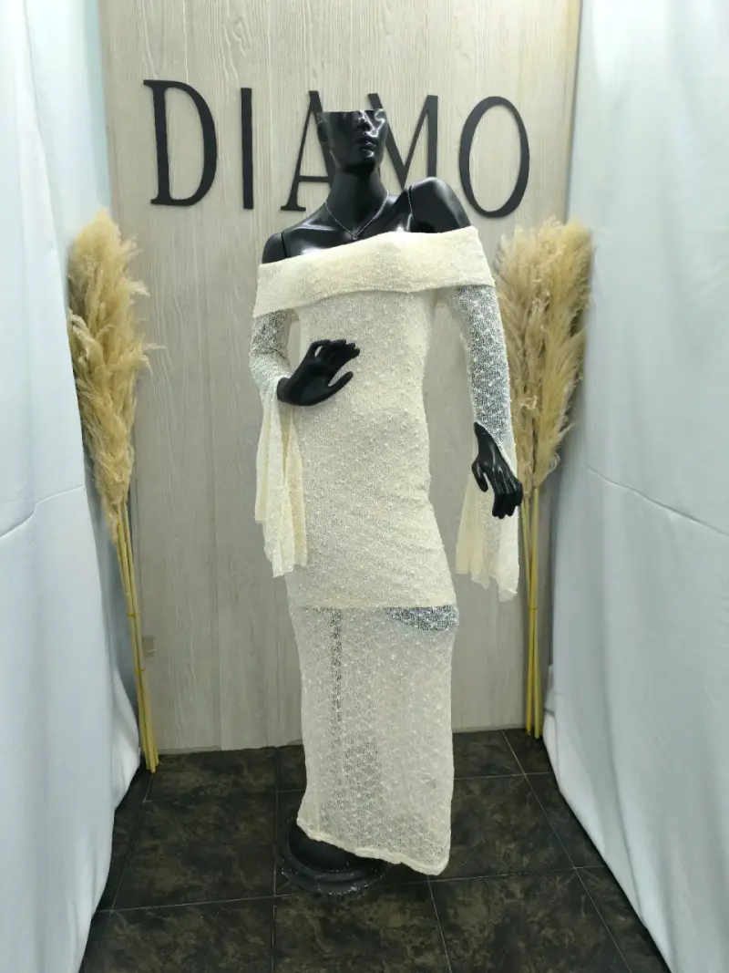 Vestido largo de encaje con hombros descubiertos - 1