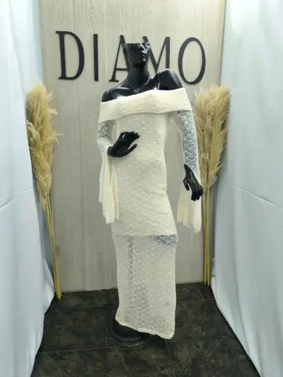 Vestido largo de encaje con hombros descubiertos - miniatura 1