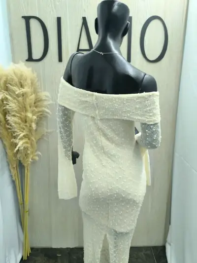 Vestido largo de encaje con hombros descubiertos - miniatura 2