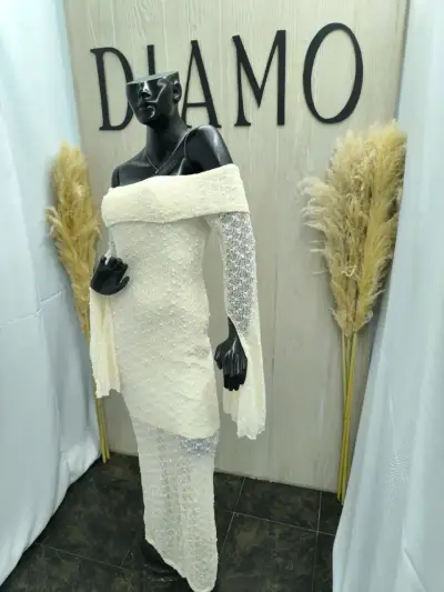Vestido largo de encaje con hombros descubiertos - miniatura 3