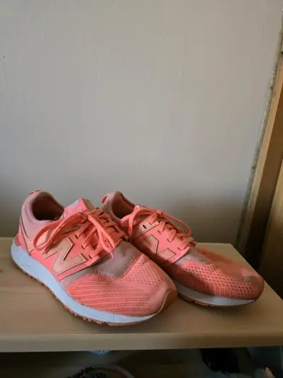 Zapatillas deportivas naranjas marca New Balance - miniatura 1