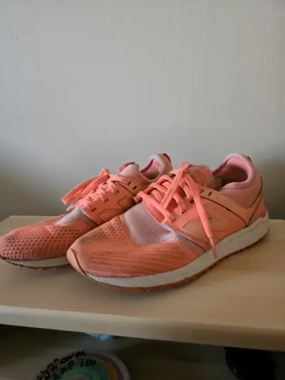 Zapatillas deportivas naranjas marca New Balance - miniatura 2