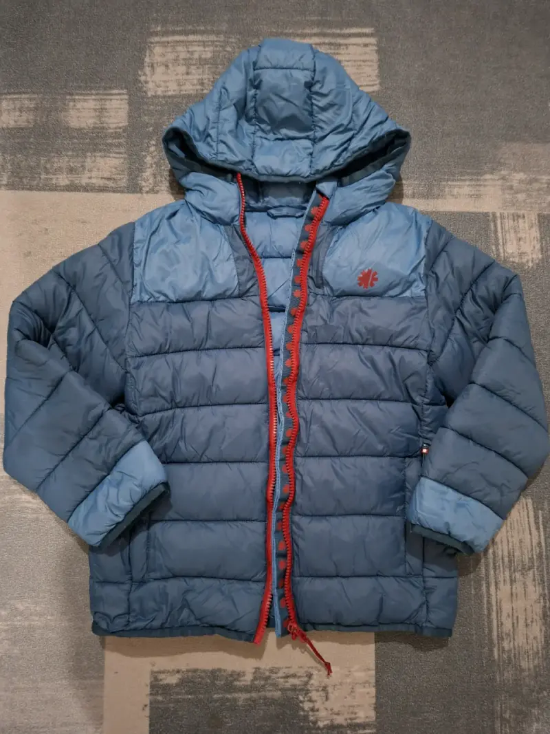 Chaqueta acolchada azul con capucha
