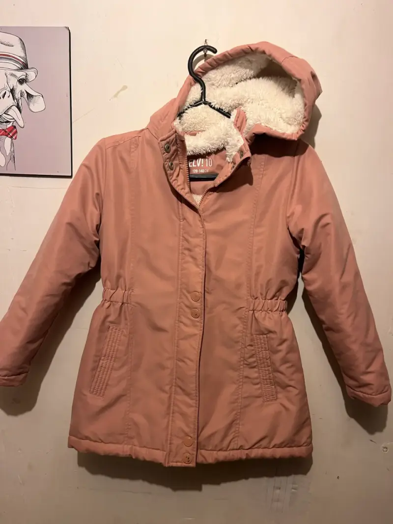 Parka rosada con capucha para niña