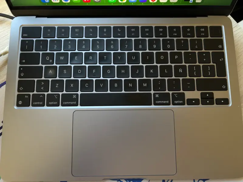 MacBook Air 13,6’ 8gb memoria y SSD 512gb - 4