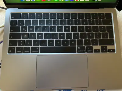 MacBook Air 13,6’ 8gb memoria y SSD 512gb - miniatura 4