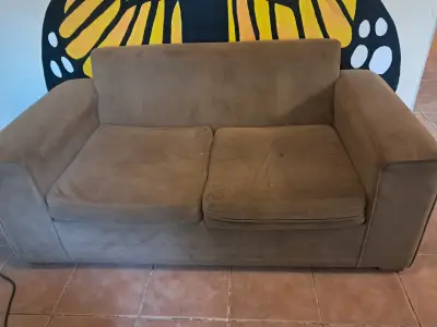 Sofá marrón con cojines estampados - miniatura 2