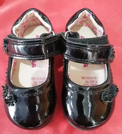 Zapatos de charol negros para niña - miniatura 2
