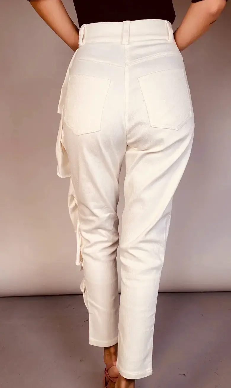 Pantalones blancos con volantes - 2