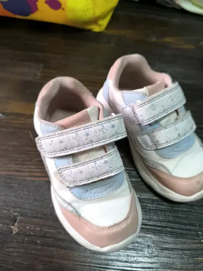 Zapatillas infantiles rosadas y blancas - miniatura 1