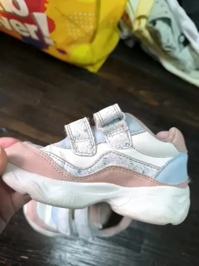Zapatillas infantiles rosadas y blancas - miniatura 4
