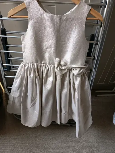 Vestido de niña plateado con lazo - miniatura 1