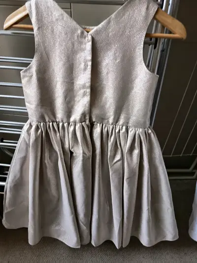 Vestido de niña plateado con lazo - miniatura 2