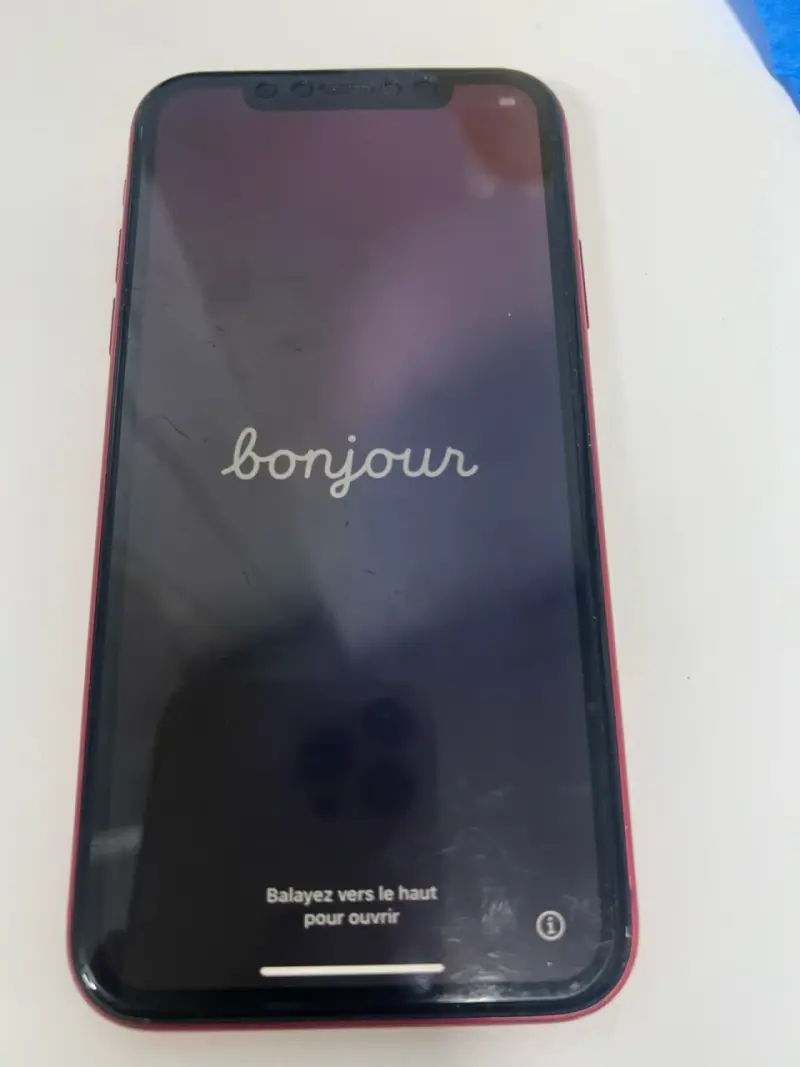 iPhone rojo con pantalla activa - 1