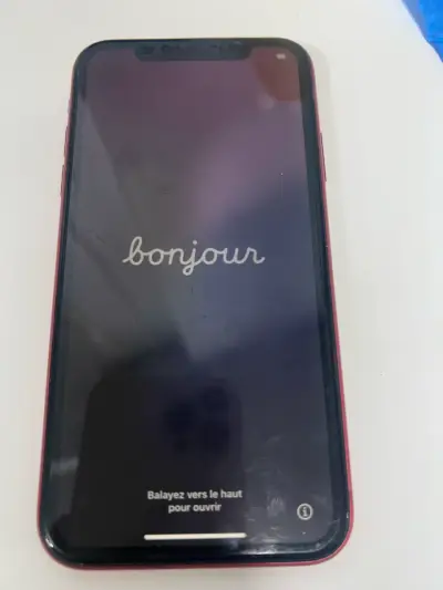 iPhone rojo con pantalla activa - miniatura 1