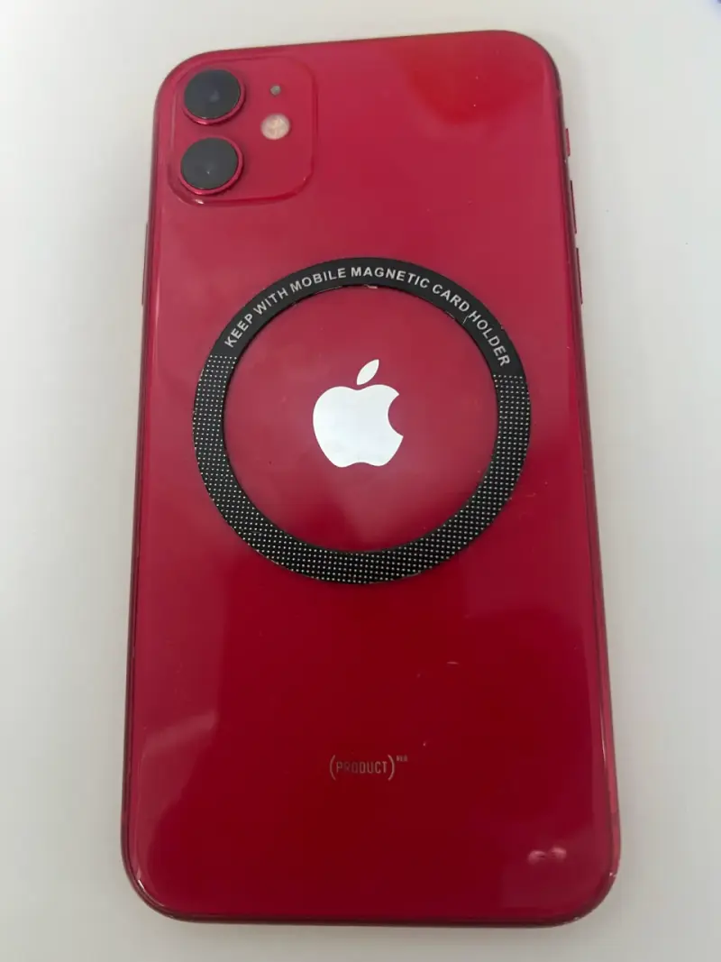 iPhone rojo con pantalla activa - 2