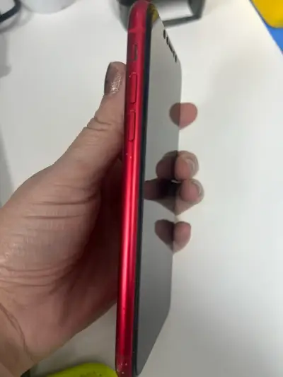 iPhone rojo con pantalla activa - miniatura 3