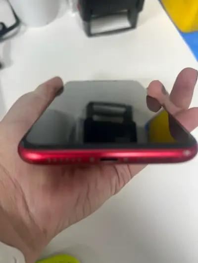 iPhone rojo con pantalla activa - miniatura 4