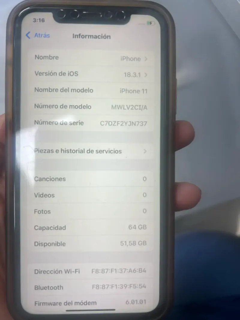 iPhone rojo con pantalla activa - 6