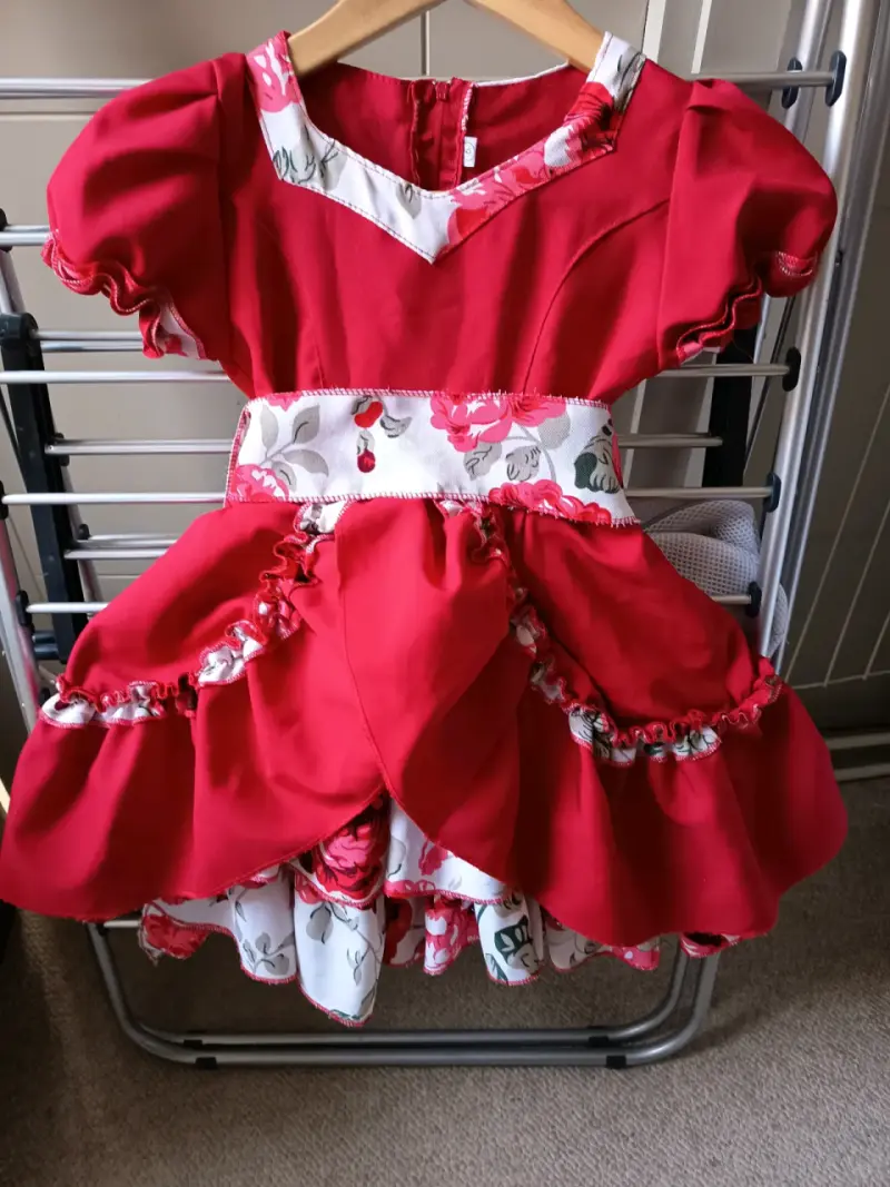 Vestido rojo con detalles florales - 1