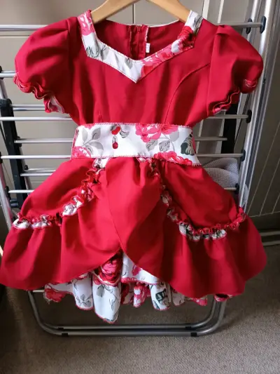 Vestido rojo con detalles florales - miniatura 1