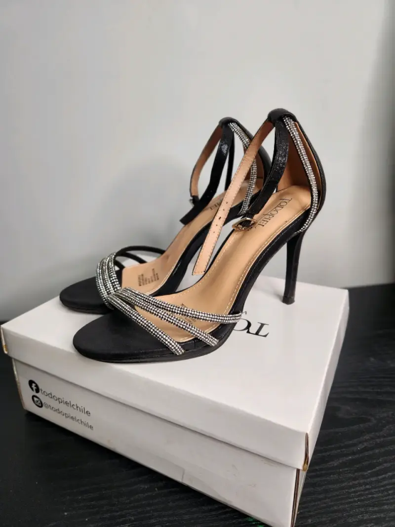 Tacones negros con brillantes - 1