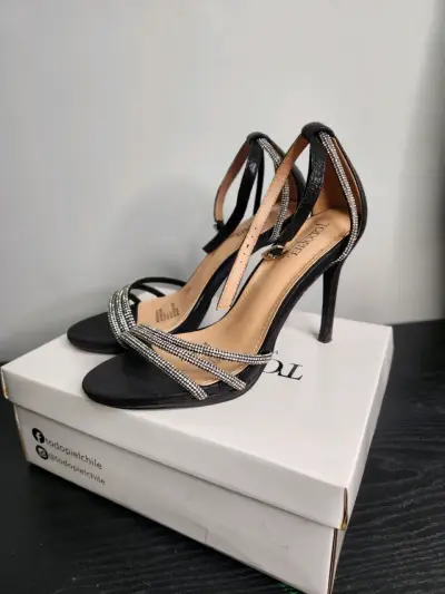 Tacones negros con brillantes - miniatura 1