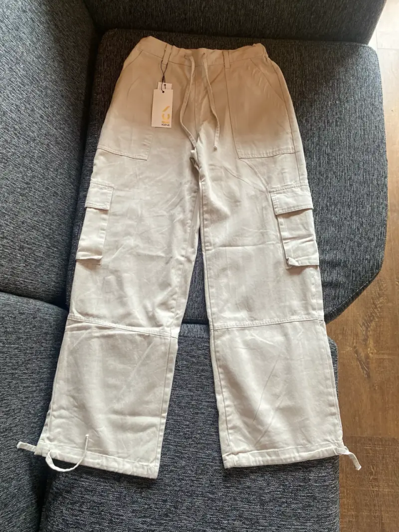 Pantalones cargo beige nuevos - 1