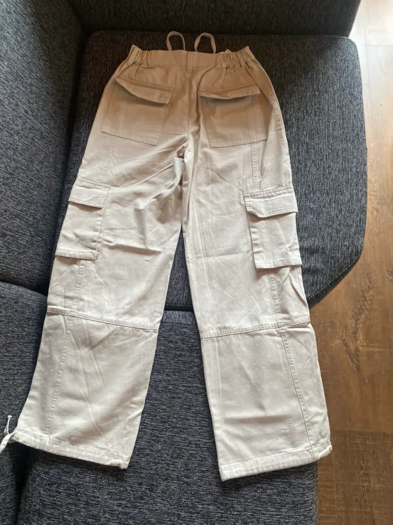Pantalones cargo beige nuevos - 2