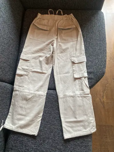Pantalones cargo beige nuevos - miniatura 2