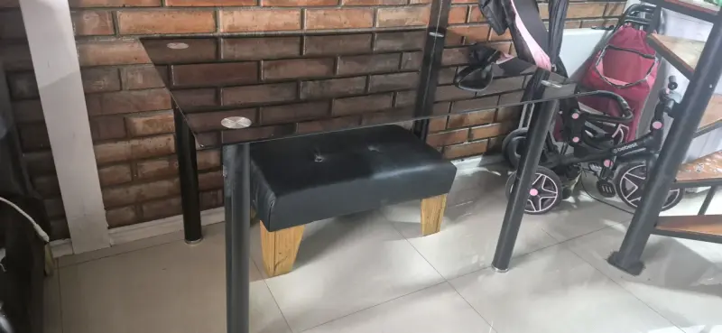 Mesa de vidrio con estructura metálica - 1